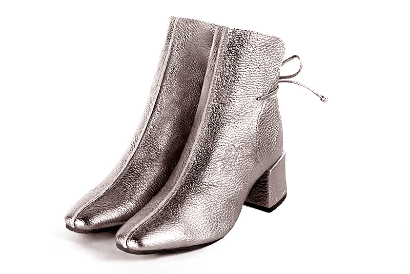 Ash grey women's ankle boots with laces at the back. Square toe. Medium block heels. Front view - Florence KOOIJMAN